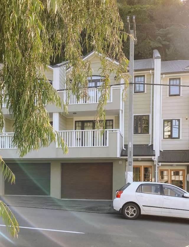 Town house in new condition in vibrant Aro street