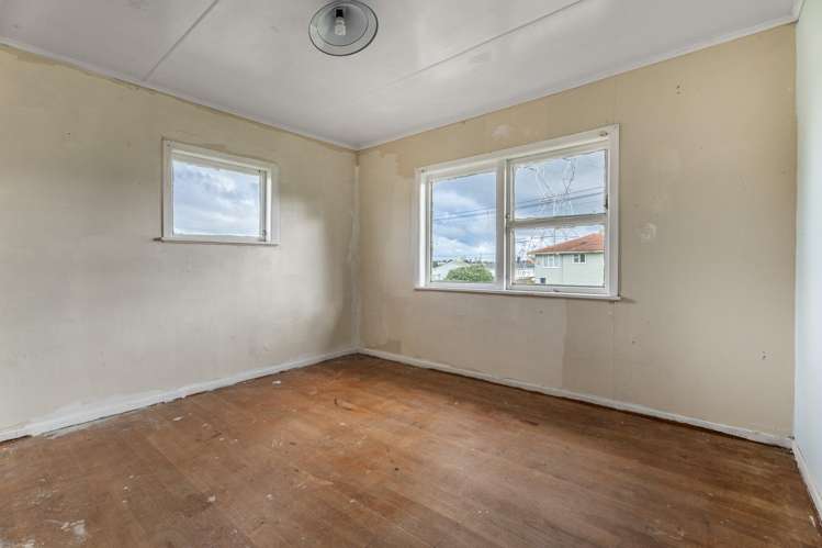 37 Featherston Crescent Otara_5