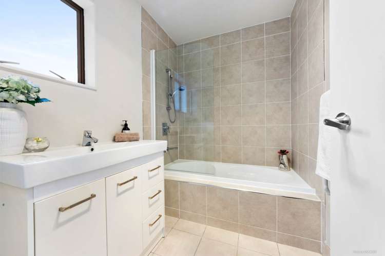 3 Bordeaux Parade Te Atatu South_12