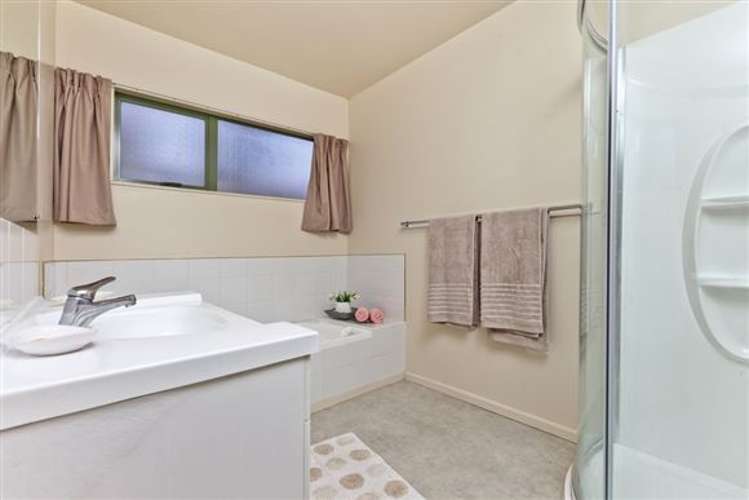 8 Target Road Totara Vale_23