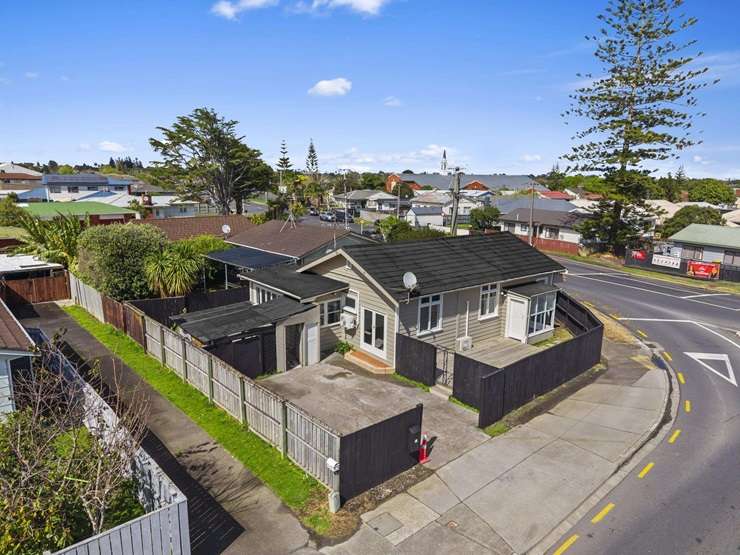 A six-bedroom home at 31 Tims Crescent, in the South Auckland suburb of Flat Bush, is one of three properties being sold at auction next week with a <img reserve. Photo / Supplied