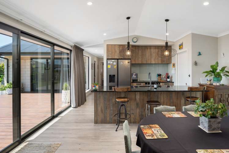 6 Spitfire Drive Burleigh_5