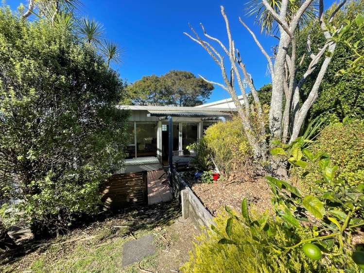 10/18 Parr Terrace Castor Bay_11