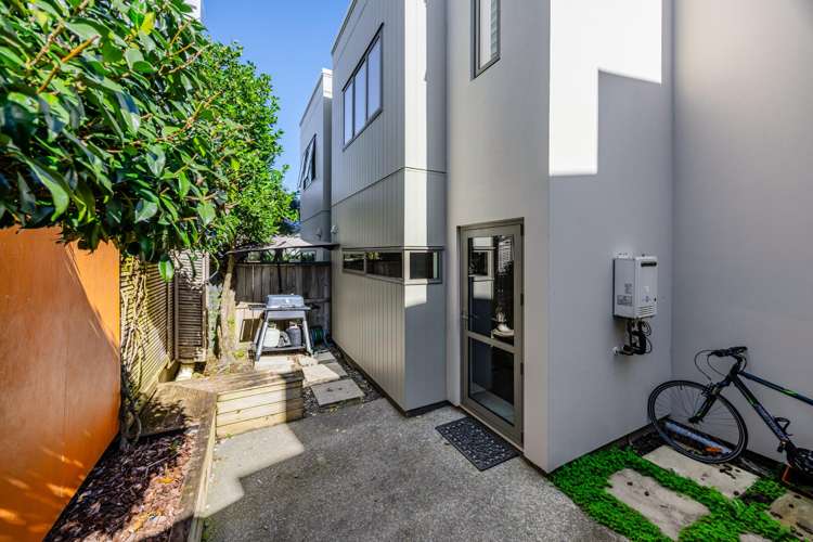 2/21 Hunters Park Drive Three Kings_9