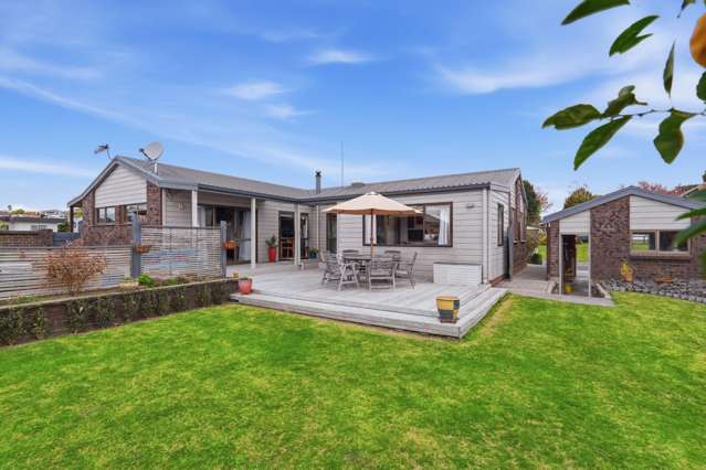 Great Sunny Family Home on Full Site