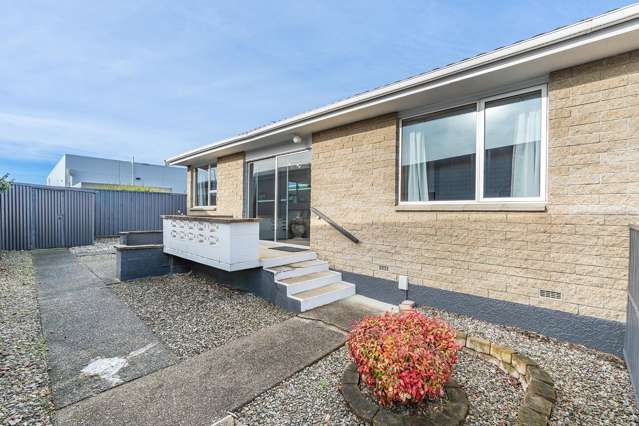 Sunny, Two-Bedroom Unit in the Heart of Mosgiel