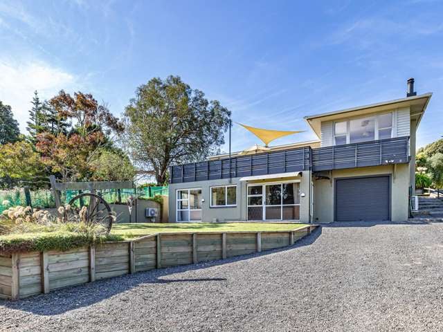 Elevated Home, Stunning Views & Huge Shed