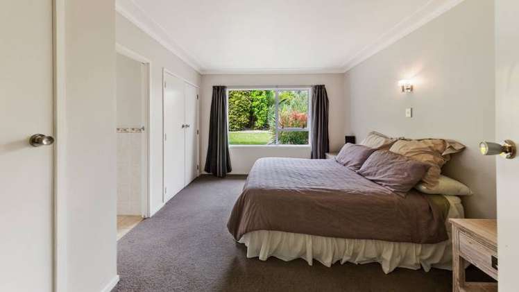 2 Oliver Twist Avenue Mellons Bay_9