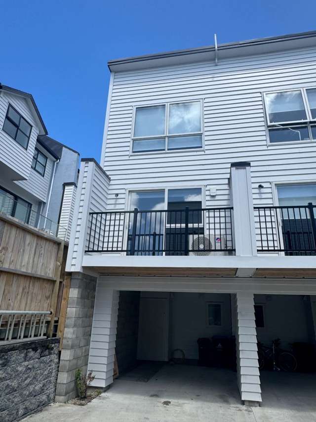 Modern 3-Level Townhouse in Prime Onehunga Loc...