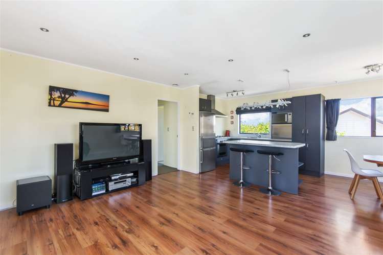 2/93 Athena Drive Totara Vale_4