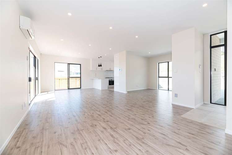 8 Myra G Place Stanmore Bay_13