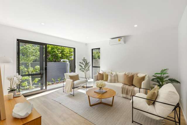 Sun-Filled End Terrace Living