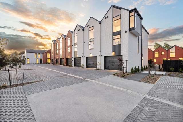 2/11 Donald Place Merivale_1