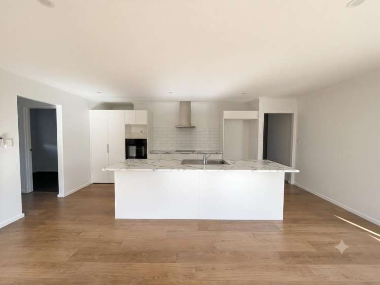 8 Royal St Anne's Drive Te Kamo_1