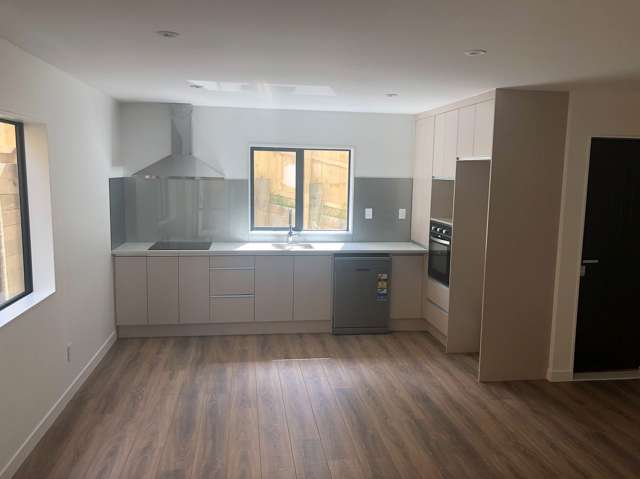 2 bedroom unit, 4 yrs old, modern
