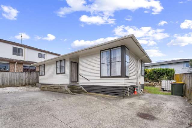 Owners relocating! Tidy & Freehold!