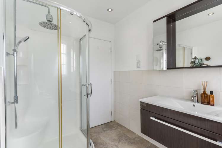 1/4 Jern Place Eastern Beach_6