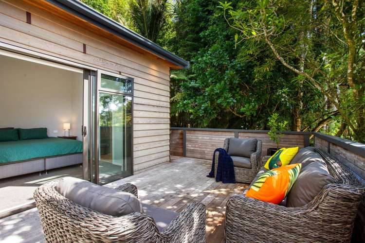 892 West Coast Road Waiatarua_17