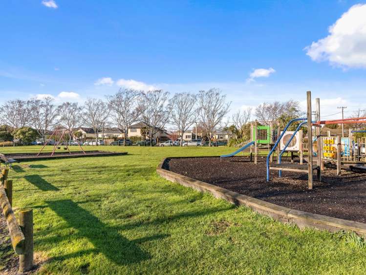 2/19 Longley Place Addington_11