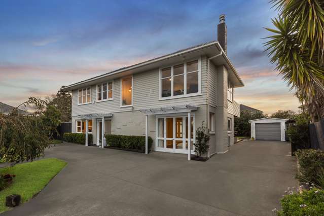 Spacious Peninsula Family Living with Orchard