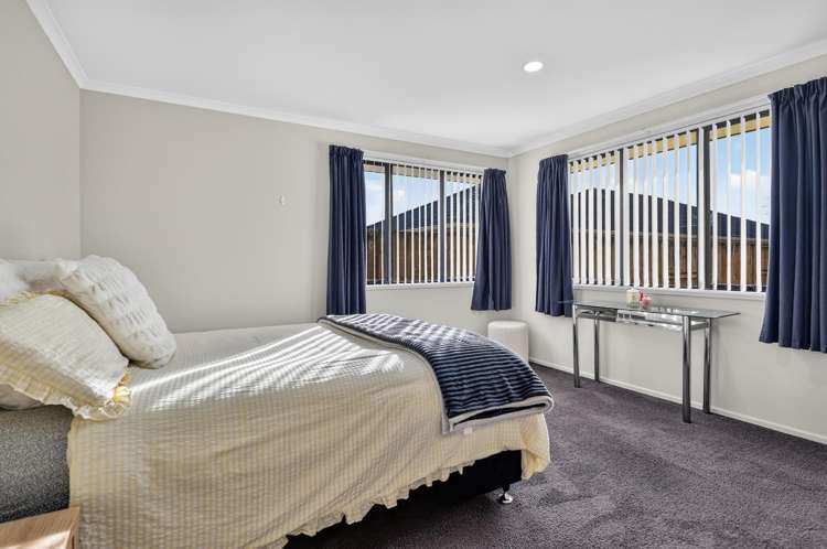 7 Kingroyal Lane Hamilton East_13