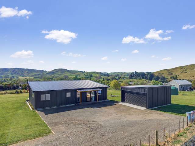 New Build, Garaging, Moments from Town