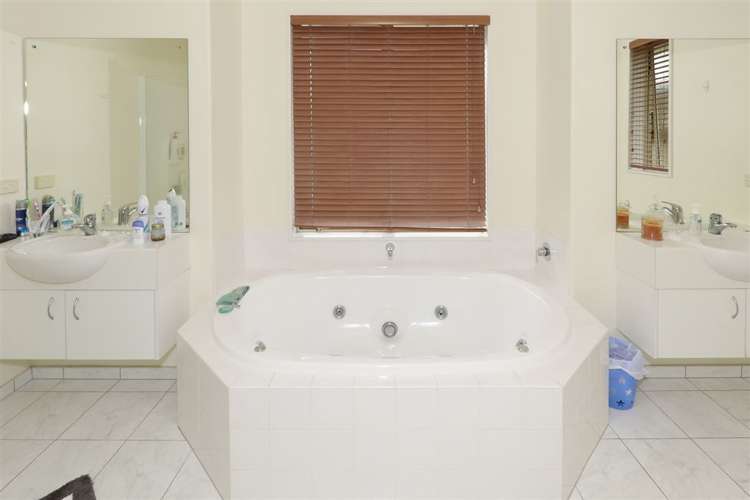 105 Farnborough Drive Grandview Heights_12