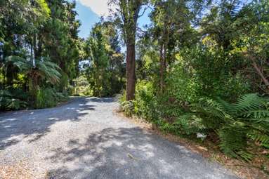 296 Piha Road_2