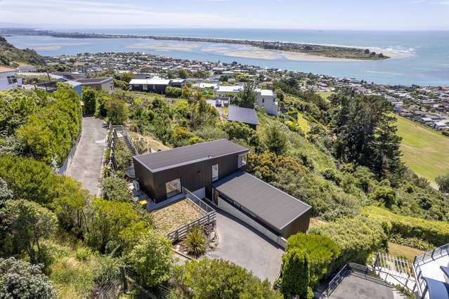 Contemporary coastal retreat