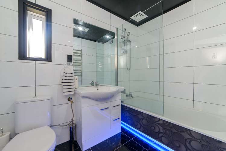 2/4 Eskdale Road Birkdale_9