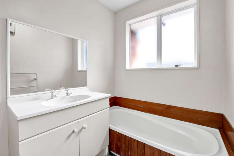 2/86 Aorangi Road Bryndwr_9