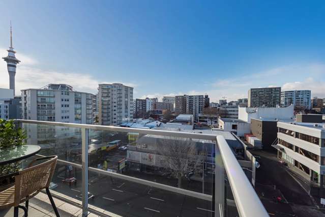 Freehold one bedroom with carpark.