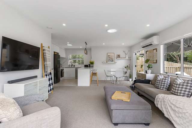 2/58 Botany Road Botany Downs_1