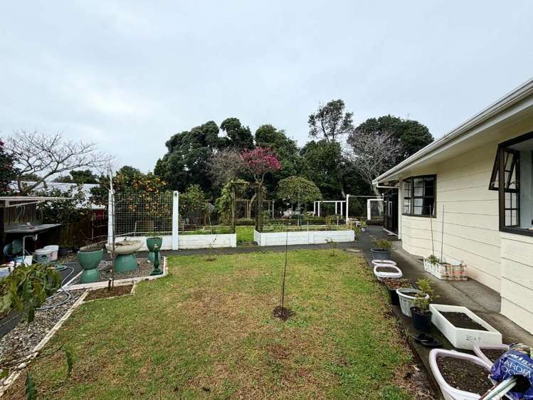 161 Parklands Avenue 10825_1