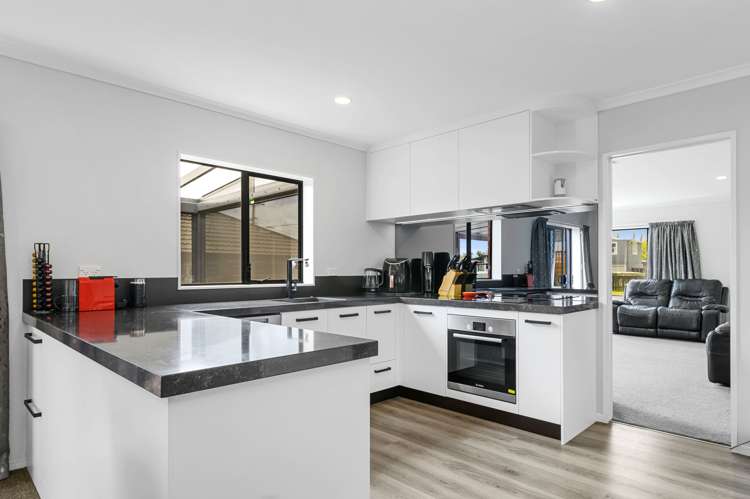 75 Basley Road Owhata_7