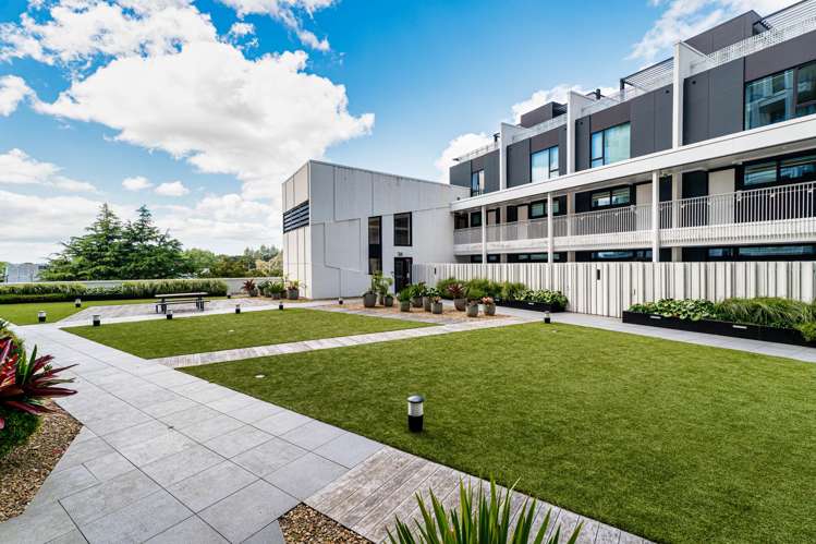 220/223A Green Lane West Epsom_16