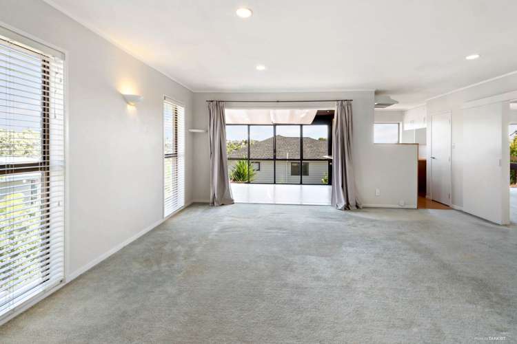 2/311 Wairau Road Totara Vale_1