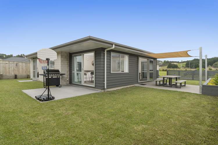 211 Lakes Boulevard Pyes Pa_15