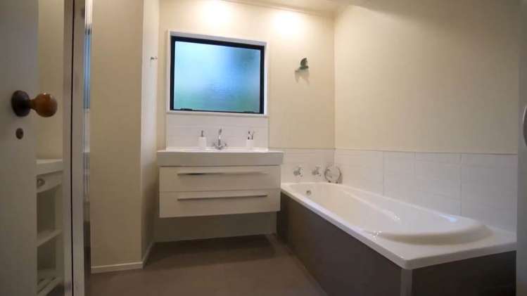 36B Greenvalley Rise Glenfield_11