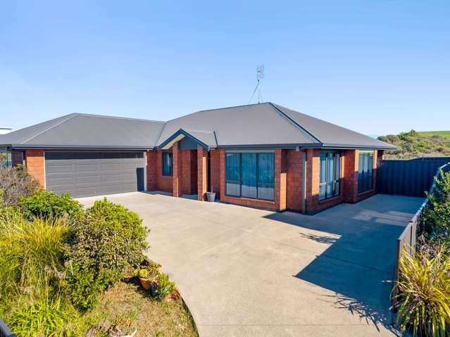 Beautiful Coastal Setting, Walk to the Beach!