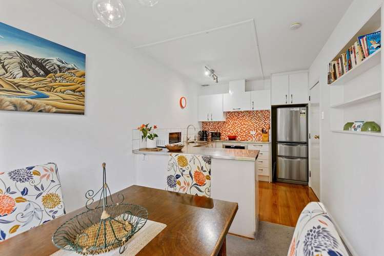 2/98 Office Road Merivale_6