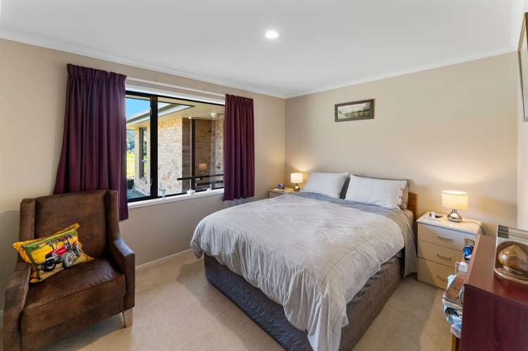 76 Pretty Bridge Valley Road Wakefield_13