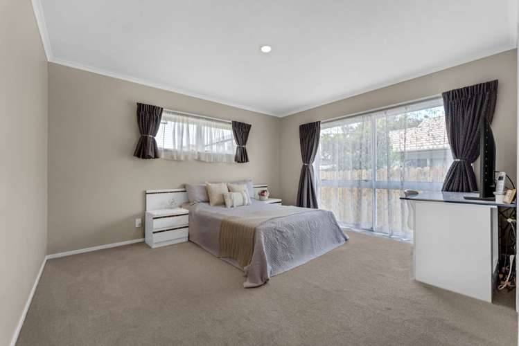 8 Headcorn Place Botany Downs_12