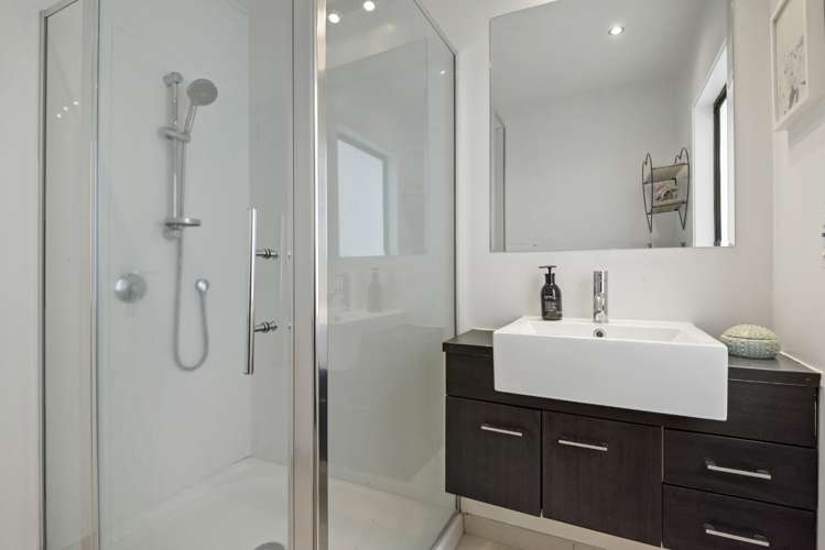 2/14a Commodore Parry Road Castor Bay_18