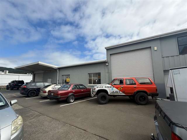 Conveniently located Warehouse