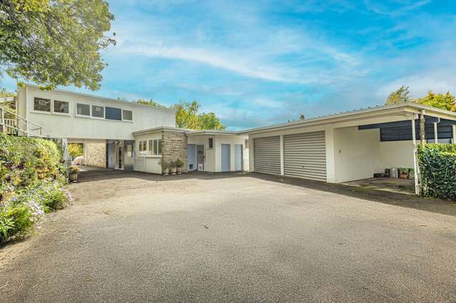 Timeless mid-century retreat in park-like grounds