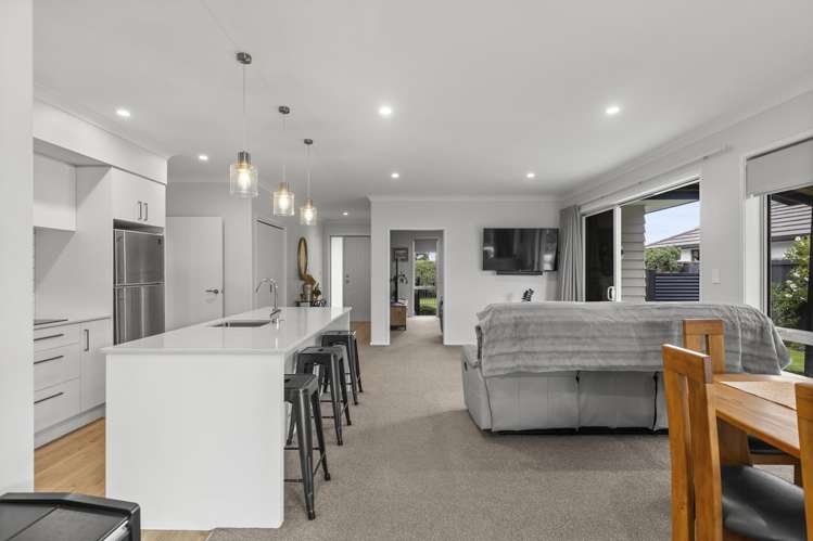 77 Sandhurst Drive_1