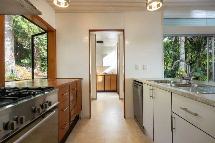 900 West Coast Road Waiatarua_9