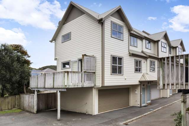 STYLISH CORNER UNIT IN THE HEART OF NEWTOWN