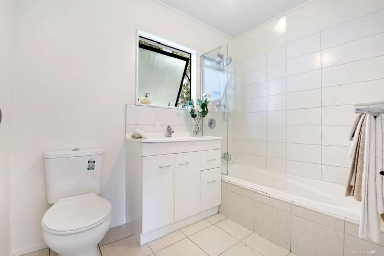 2/22 Northcote Road Takapuna_7